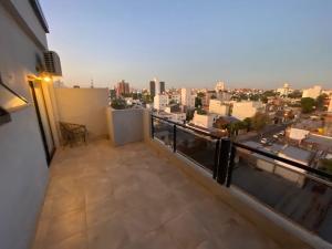 uma varanda com vista para a cidade em Departamento con gran balcón a la calle y parrilla em Corrientes
