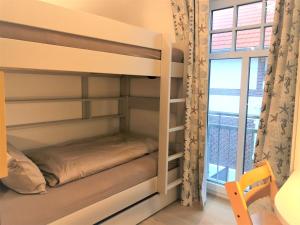 Etagenbett in einem Zimmer mit Fenster in der Unterkunft Ferienwohnung Inselherz in Wangerooge