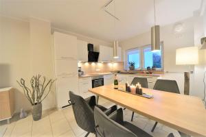 a kitchen and dining room with a table and chairs at Ferienwohnung Auszeit in Wangerooge