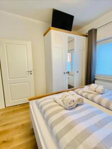 En eller flere senge i et værelse på Dünenhaus Ferienwohnung De Düün Dree + 10 billeder