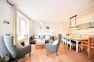 - un salon et une salle à manger avec une table et des chaises dans l'établissement Haus Blümlein Wangerooge, à Wangerooge