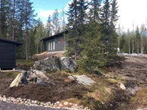 une maison au milieu d'une forêt dans l'établissement Metsän Ukko, à Syöte
