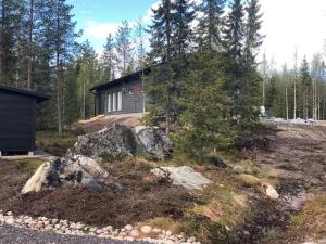 a house in the middle of a forest at Metsän Ukko in Syöte
