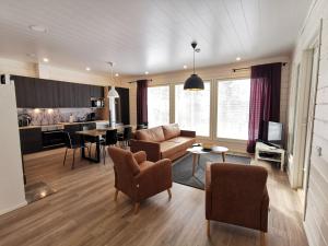 - un salon avec un canapé et une table dans l'établissement Metsän Ukko, à Syöte