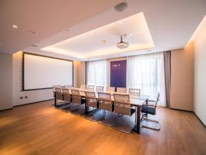 uma sala de conferências com uma mesa longa e cadeiras em Holiday Inn Express Kunming West, an IHG Hotel em Kunming