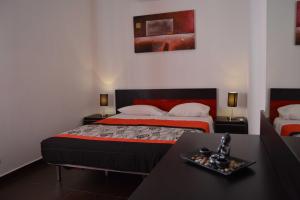 um quarto com uma cama e uma mesa em Casa Rosa em Monte Gordo