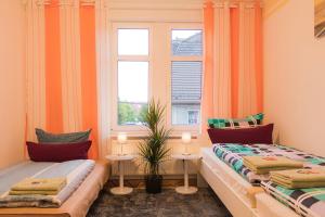 2 Betten in einem Zimmer mit Fenster in der Unterkunft Ferienwohnung für 4, mitten in Solingen in Solingen