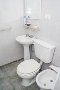 uma casa de banho branca com um WC e um lavatório em Departamento increíble en Cordoba em Córdoba