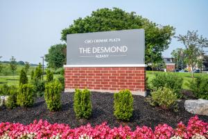 Una señal para el Desmond inn con flores en Crowne Plaza Albany - The Desmond Hotel en Albany