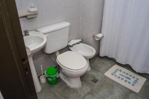 uma casa de banho com um WC branco e um lavatório. em Departamento increíble en Cordoba em Córdoba