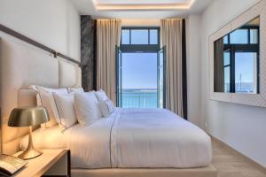 Posteľ alebo postele v izbe v ubytovaní Grand Hotel Kalamata