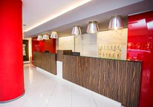 a bar in a restaurant with a red pillar at Hotel Oasis Plaza in Benidorm