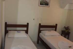 En eller flere senge i et værelse på Hotel Rey