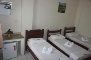 En eller flere senge i et værelse på Hotel Rey