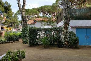 A garden outside Enjoy your holidays 300m to the Mediterranean sea at Villa DIVALI
