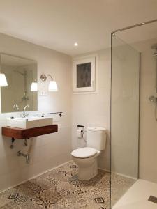 ein Bad mit einem WC, einem Waschbecken und einer Dusche in der Unterkunft Enjoy your holidays 300m to the Mediterranean sea at Villa DIVALI in Castelldefels