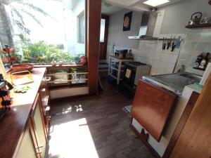 een keuken met een groot raam en een aanrecht bij Het Boetje in Lagoa +8 foto's