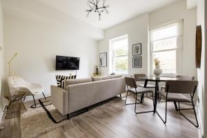 sala de estar con sofá y mesa en The Kensington And Chelsea Classic - Glamorous 2BDR Flat en Londres