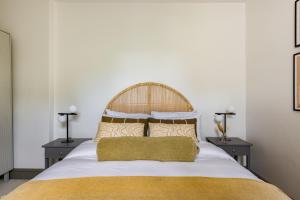 1 dormitorio con 1 cama grande y 2 mesitas de noche en The Kensington And Chelsea Classic - Glamorous 2BDR Flat en Londres