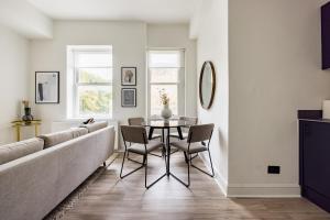 sala de estar con mesa y sofá en The Kensington And Chelsea Classic - Glamorous 2BDR Flat, en Londres
