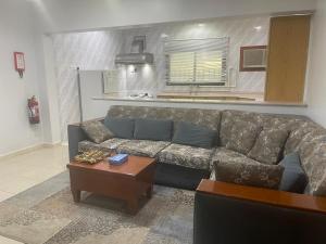 a living room with a couch and a table at شقق ليالي الشرق للوحدات 2 in Al Mubarraz