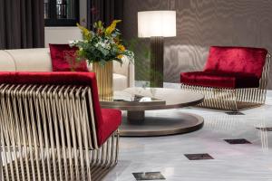 uma sala de estar com duas cadeiras e uma mesa em Grand Hotel Kalamata em Kalamata