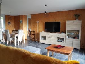 Televízia a/alebo spoločenská miestnosť v ubytovaní MONETTE 1