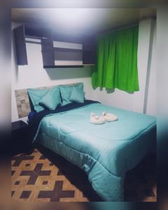 Un dormitorio con una cama con zapatos. en Hotel Villa Real, en Bogotá