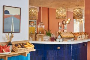 Hôtel Chromatics & Restaurant Hill Club by HappyCulture في ليون: مخبز مع كونتر بأنواع مختلفة من الطعام