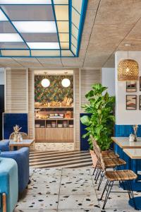 um átrio com uma mesa e cadeiras e uma cozinha em Hôtel Chromatics & Restaurant Hill Club by HappyCulture em Lyon