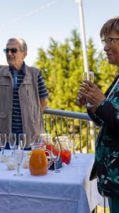 twee mensen die rond een tafel staan met een bril erop bij Morobello in San Marcello