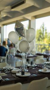 Een tafel met ballonnen erop. bij Morobello in San Marcello