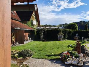 podwórko z trawnikiem z kwiatami i domem w obiekcie Ferienwohnungen Forever w mieście Gamlitz