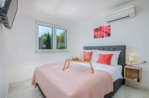 Łóżko lub łóżka w pokoju w obiekcie Modern Apartments Elle Malinska