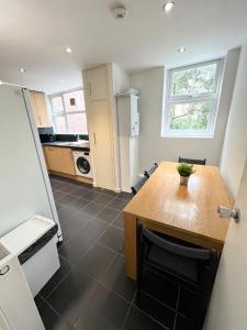 A kitchen or kitchenette at Large apt close to central LDN