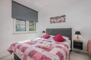 Łóżko lub łóżka w pokoju w obiekcie Modern Apartments Elle Malinska