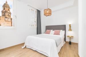 Posteľ alebo postele v izbe v ubytovaní iloftmalaga Santa María