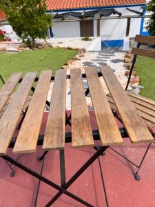 einem Picknicktisch aus Holz auf einer Terrasse in der Unterkunft Casa da Eira in Reguengos de Monsaraz