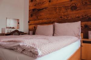 Uma cama ou camas num quarto em Hotel Alf