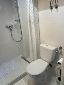 biała łazienka z toaletą i prysznicem w obiekcie Ingress w Bytomiu