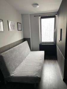 sypialnia z łóżkiem i oknem w obiekcie Ingress w Bytomiu