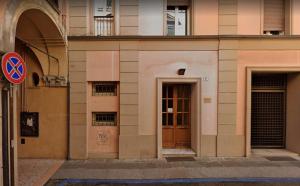 un bâtiment avec deux portes latérales dans l'établissement Saint George and the Dragon Suite, à Bologne