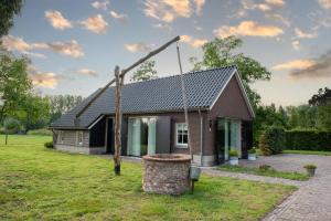 a small house with a trash can in the yard at De Donksehoeve in Liempde
