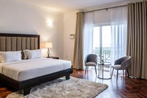 una camera d'albergo con un letto e un balcone di Pier Harbour Residences and Spa a Lagos