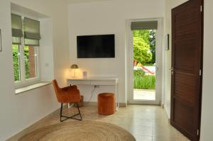een woonkamer met een bureau en een stoel bij Le Jardin de Fresnes in Fresnes-en-Woëvre