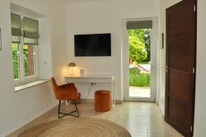 a living room with a desk and a chair at Le Jardin de Fresnes in Fresnes-en-Woëvre