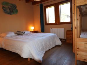 Een bed of bedden in een kamer bij Chalet Samoëns, 5 pièces, 14 personnes - FR-1-624-7