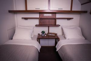 Unique Hotelboat botel Lena Maria客房内的一张或多张床位