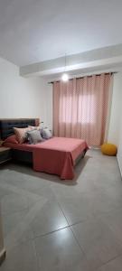 een slaapkamer met een rood bed in een kamer bij EXCELLENT rapport Qualité Prix pour cet Appartement 3 étoiles Neuf 2P Tout Confort Résidence Golf Mesnana Tanger in Tanger