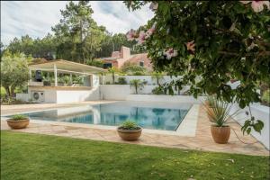 una piscina nel cortile di una casa di Colorful Villa with pool by OTYNA AM a Estoril